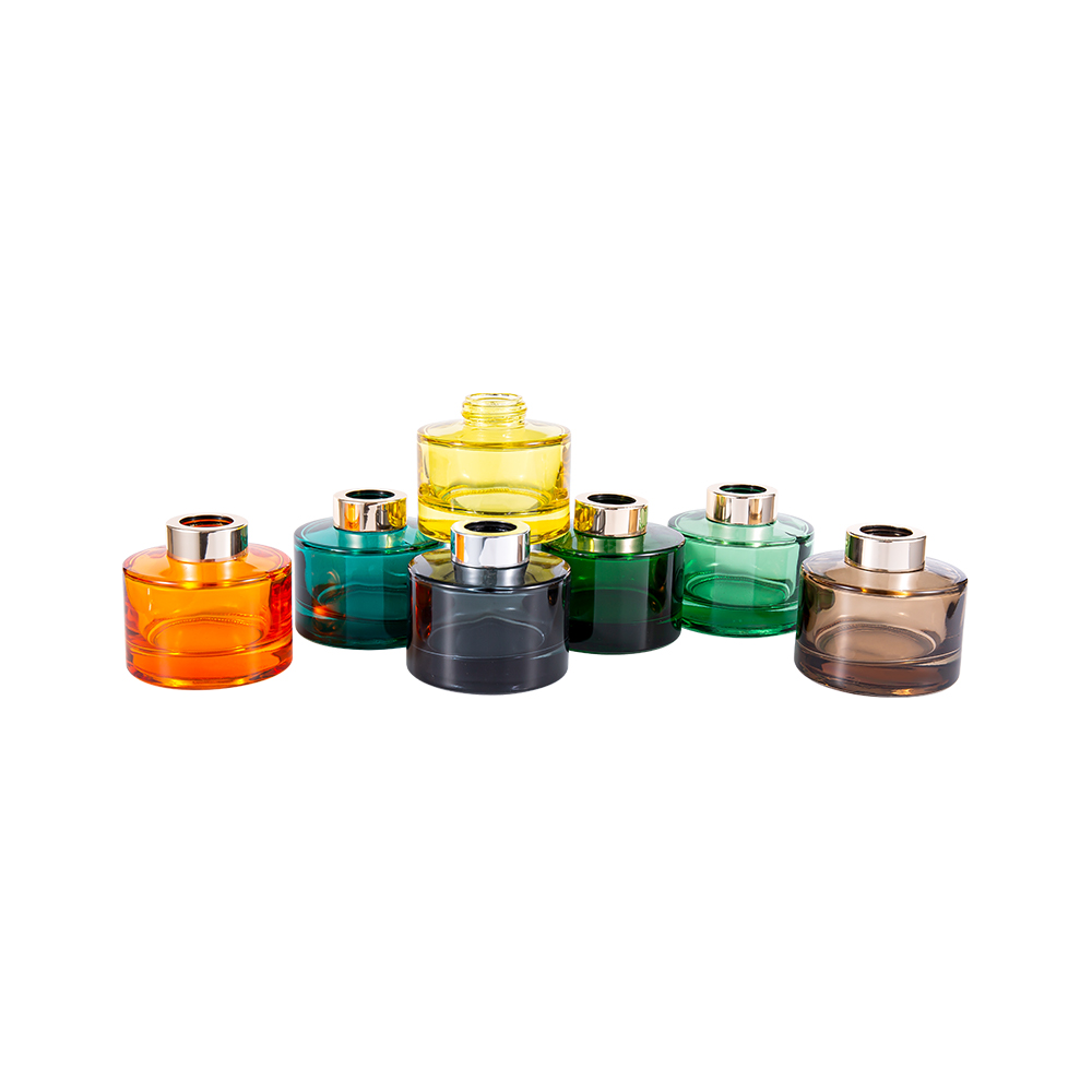 100 ml farebne potiahnutá fľaša s difúzorom s 28 mm veľkým UV hliníkovým uzáverom